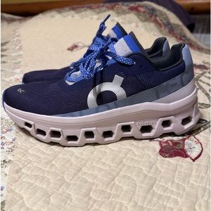 Women’s On Cloudmonster size 8 pre owned excellent condition
